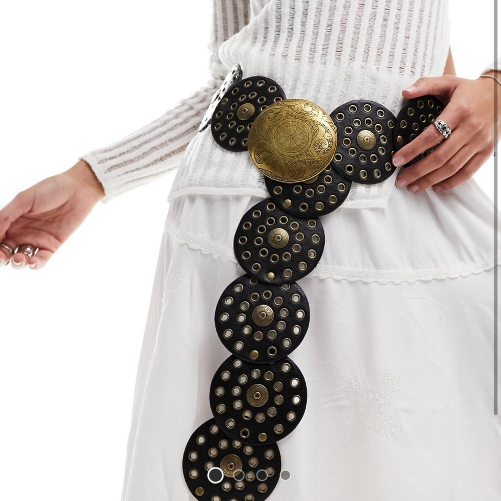 Studded round disc belt
